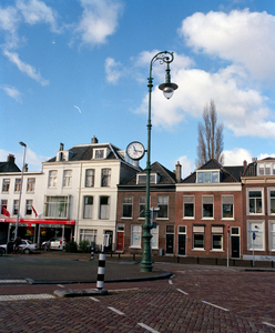 842152 Afbeelding van een 'retro-straatlantaarn' bij de Noorderbrug te Utrecht, met aan de mast een klok met het ...